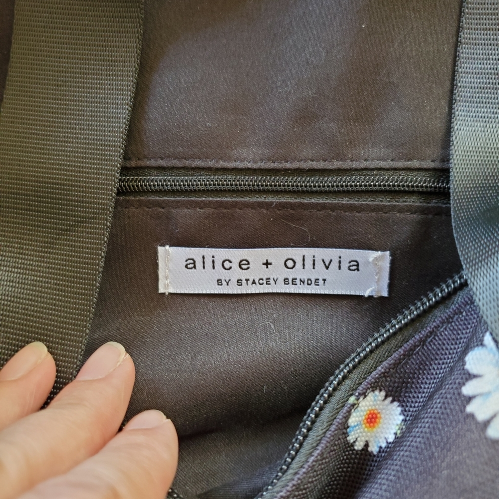 Alice + Olivia X FabFitFun Navy Blue Floral Daisy Print Weekender Duffel Bag NEW - Picture 8 of 10
